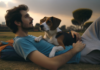 Perro se acuesta sobre panza de su dueño Perro se acuesta sobre panza de su dueño